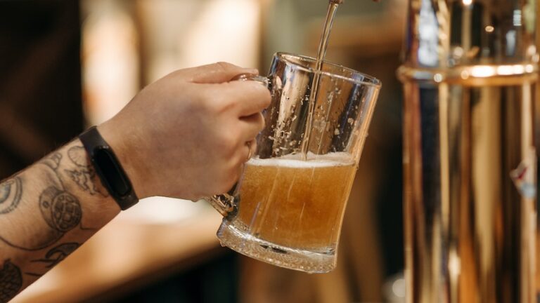 Der Einfluss des Einschenkens auf die Aromenentwicklung im Bier