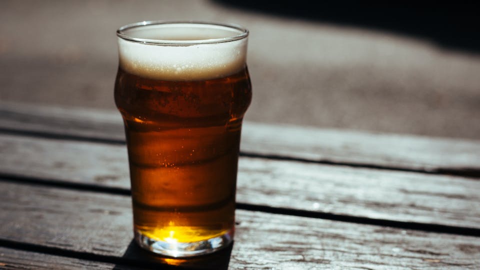 Ab wann brennt Alkohol - vor allem bei Bier Lösung, Erklärung und Tipps