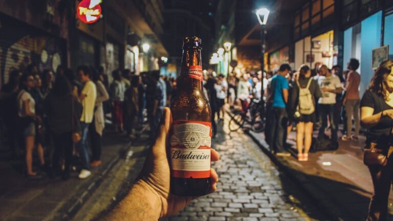 Bier in Hand auf Partymeile