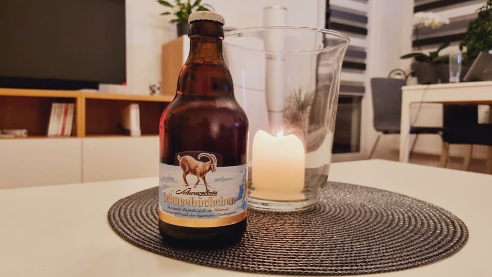 Schwarzbraeu-Schneeboeckchen