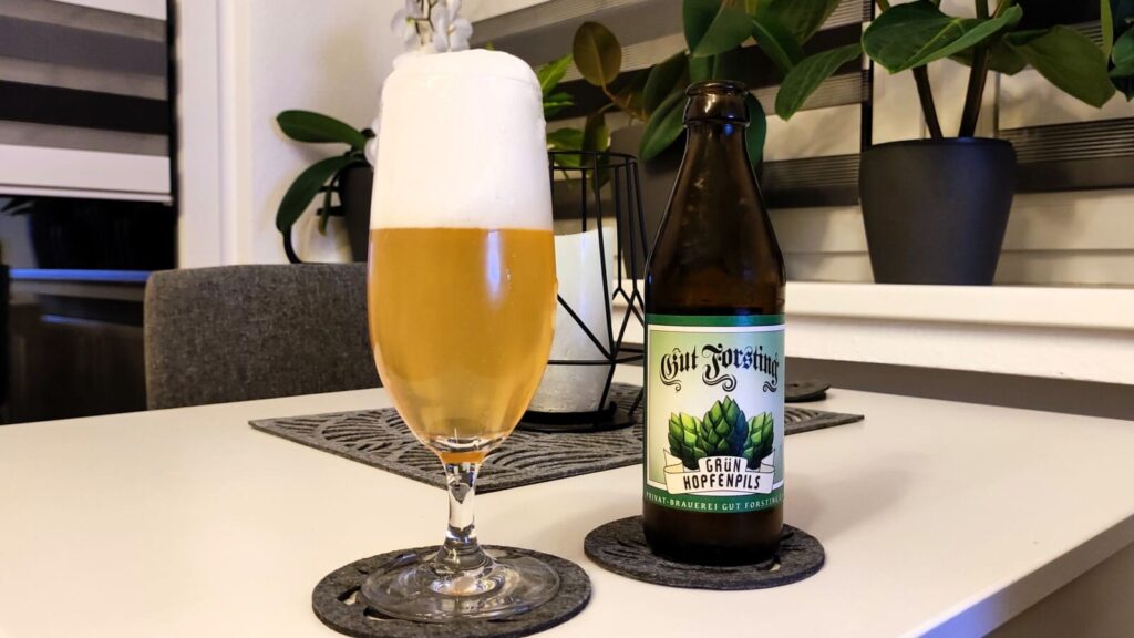 Gut Forsting Grünhopfenpils eingeschenkt im Biertest
