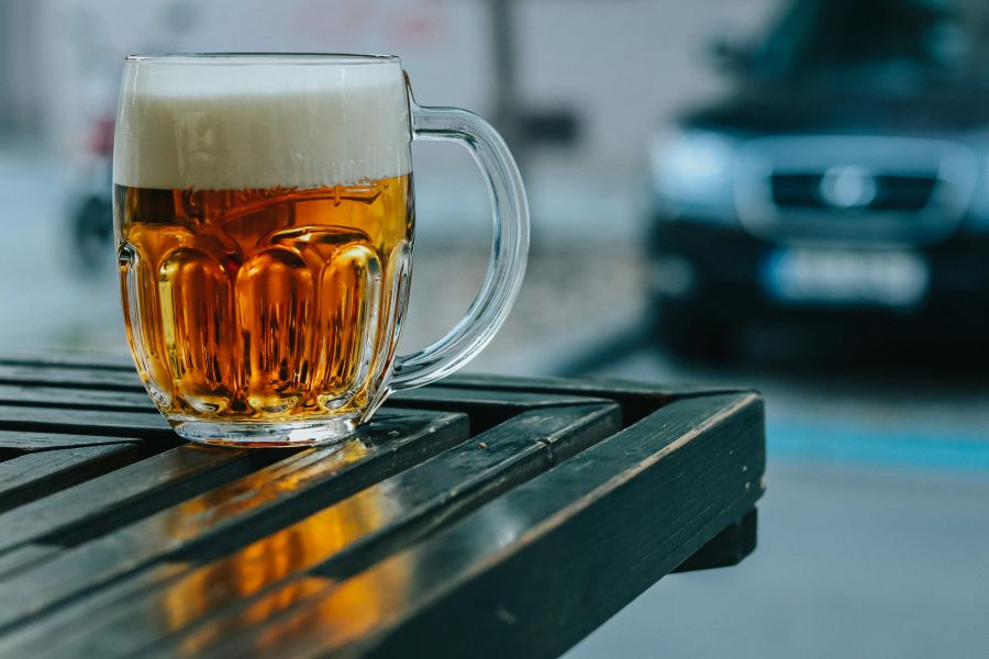 Warum trinkt man Bier oft aus Tonkrügen