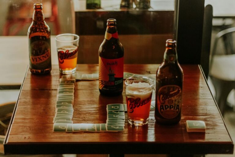 Warum trinkt man Weizenbier aus hohen Gläsern