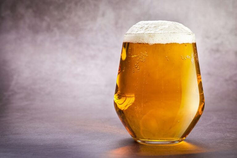 Bier richtig einschenken - so bleibt die Kohlensäure